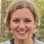 lächelndes Frauengesicht mit blonden Haaren