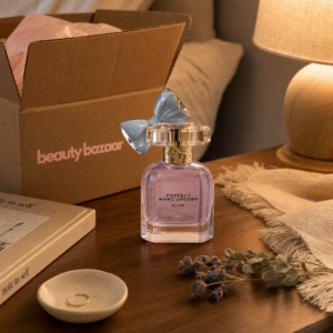 Marc Jacobs Perfect Elixir 30 ml auf Schlafzimmer-Nightstand mit beauty bazaar Versandkarton