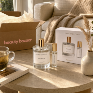Zarkoperfume Twin Set The Muse auf Wohnzimmer-Coffee-Table mit beauty bazaar Versandkarton im goldenen Tageslicht