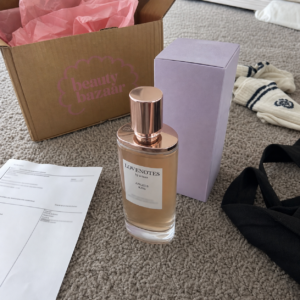 Synthetisches Demo-Reviewbild fuer Ariana Grande Lovenotes Angels Kiss